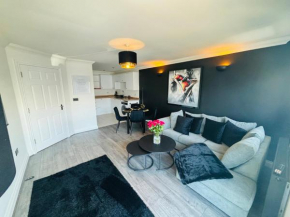 The Tipsy Turtle - Stylish 2 bed flat with parking